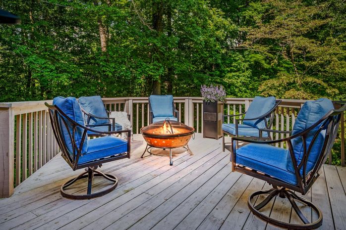 Outdoor fire pit